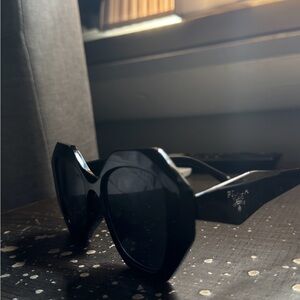 black sunglasses pr16ws